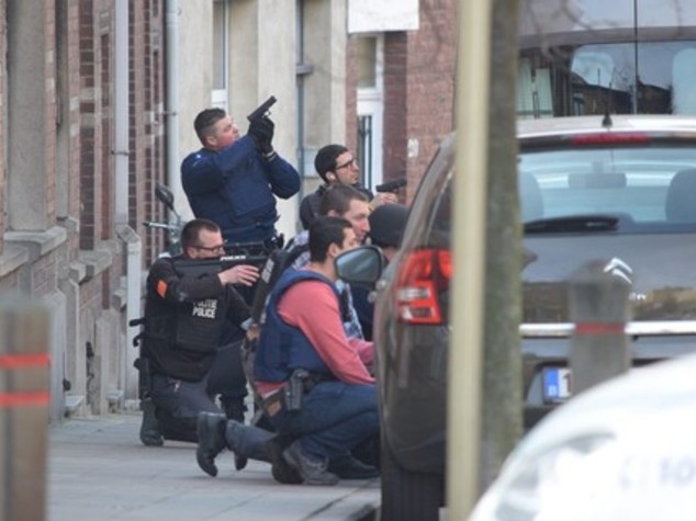 Paura a Bruxelles, operazioni ancora in corso