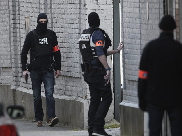 Bruxelles: Die Welt, polizia cerca ancora 8 complici