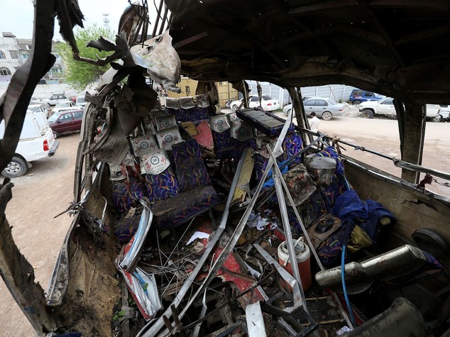 Bomba su autobus, almeno 17 morti in Pakistan