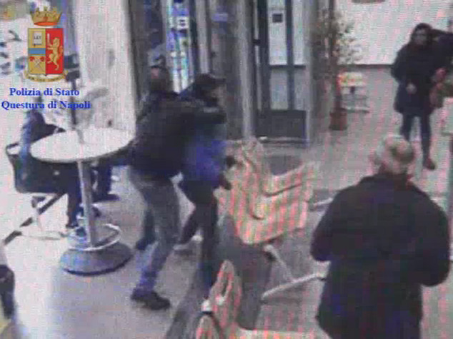 Poliziotto fuori servizio insegue e arresta rapinatore a Napoli - VIDEO