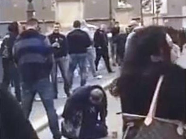 Tifosi Praga urinano su clochard a Roma, passanti fanno video