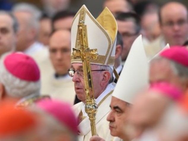 Papa: "vescovi guardate negli occhi, mai in obliquo"