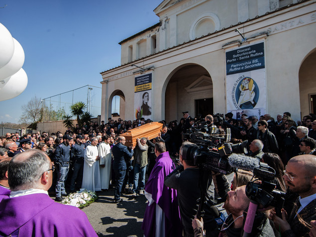 Rabbia a funerali Varani, "ora giustizia" - VIDEO