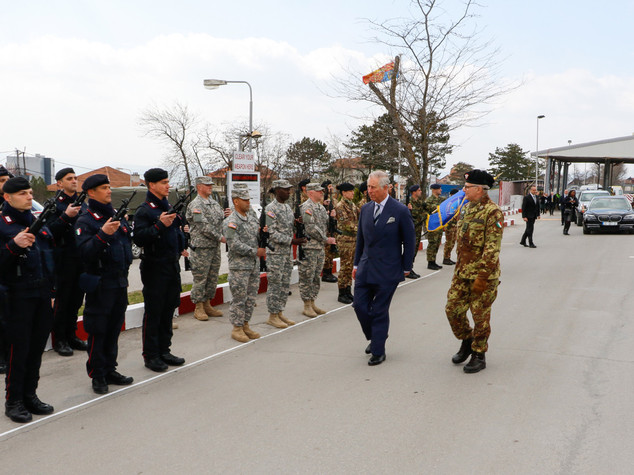 Il principe Carlo visita comando "italiano" della Kfor
