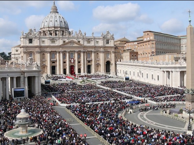 Papa in piazza San Pietro per Festa Divina Misericordia