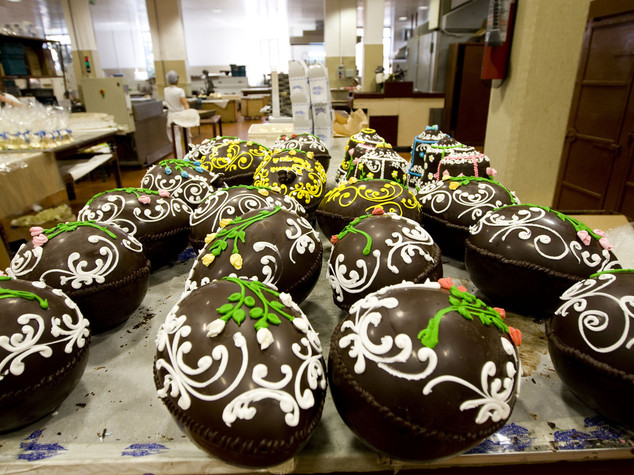Pasqua: italiani golosi, il 51% non rinuncia alle uova di cioccolato