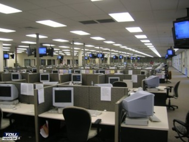 Almaviva chiude i call center Roma e Napoli, persi 2.500 posti