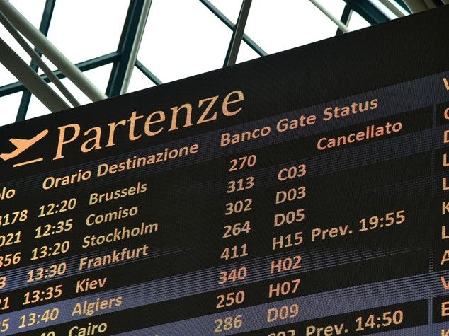 Auto da due mesi in parking Fiumicino, fatta brillare