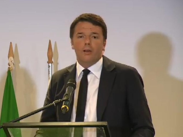 Renzi, Lampedusa e la lezione all'Ue "impariamo a restare umani"