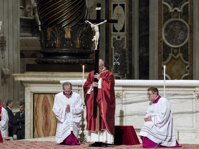 Via Crucis, il Papa "vediamo la Croce nei migranti"