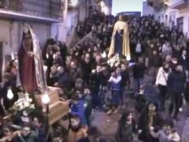 Dopo inchino a boss nel Catanese vescovo ferma processioni