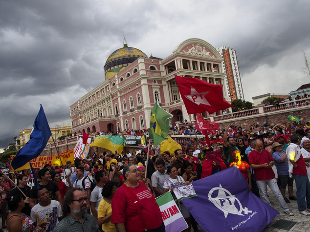 Lula vince battaglia giudiziaria, marce pro-Rousseff in Brasile