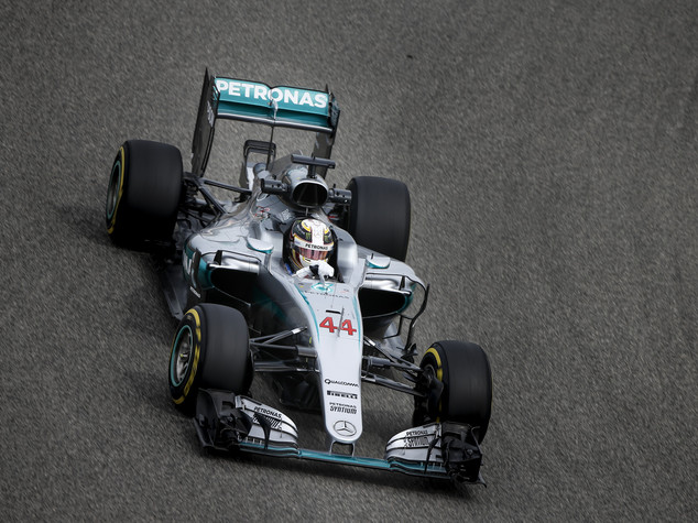F.1: Gp Bahrain, pole position per Lewis Hamilton