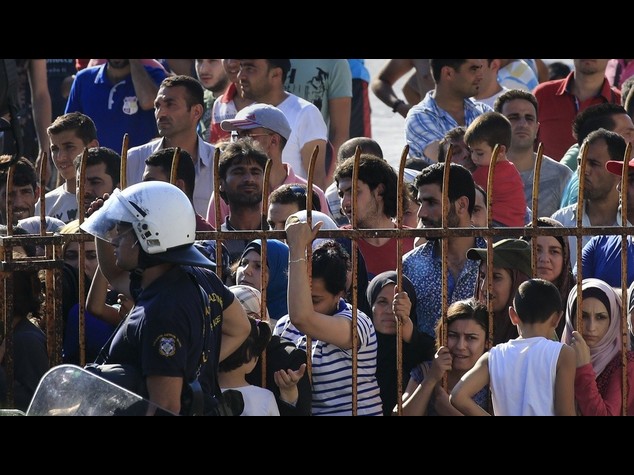 Migranti: tensioni a Lampedusa nel giorno dell'anniversario della strage del 2013
