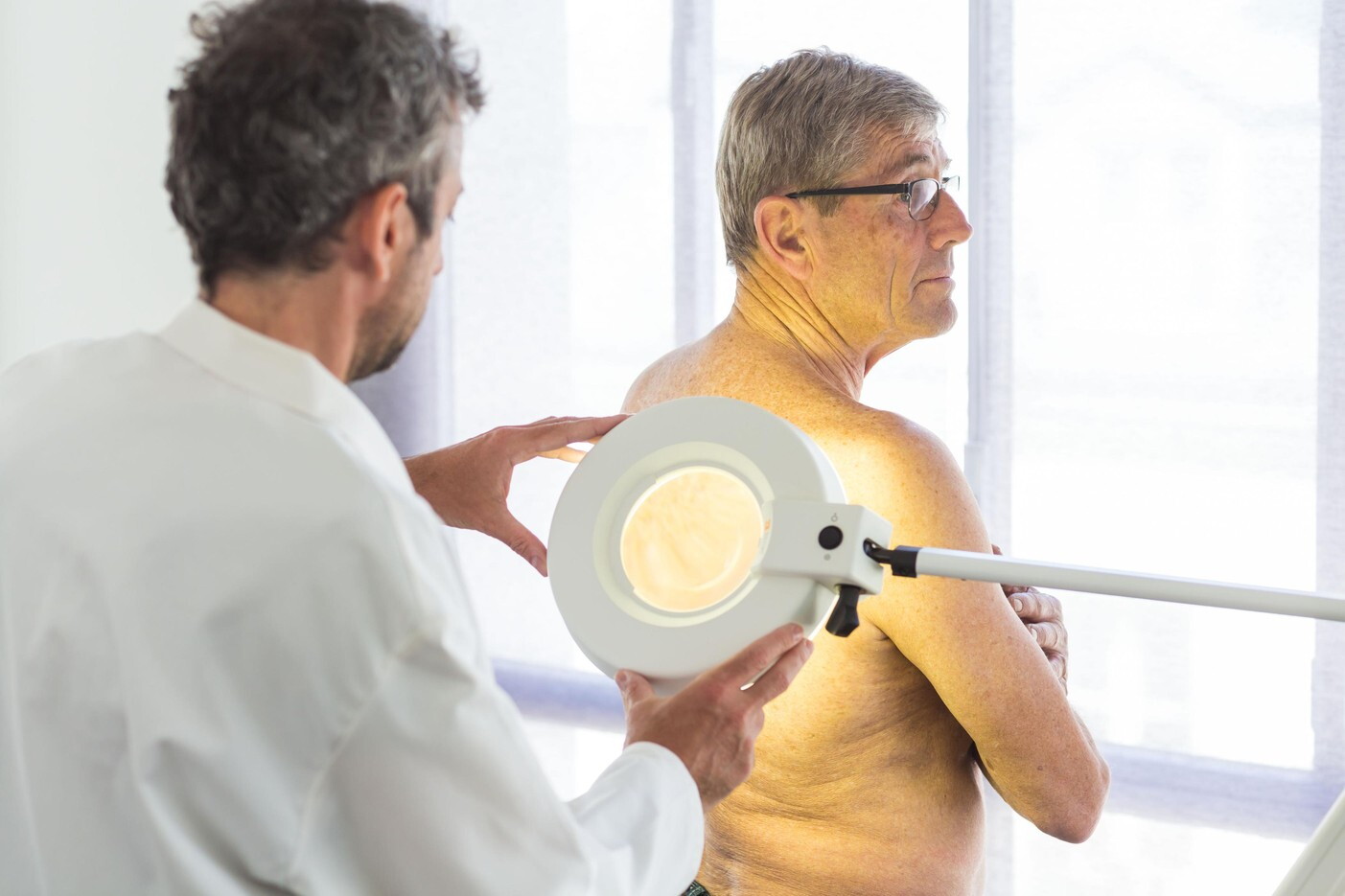 Prevenzione del melanoma, l'abito fa più scudo della crema solare