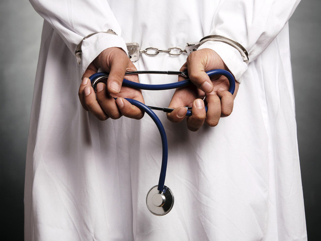 Assenteismo: dirigente medico Asl arrestato a Bari