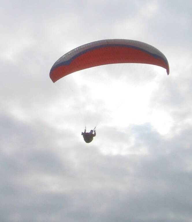 Parapendio finisce sui cavi dell'alta tensione, recupero ancora in corso