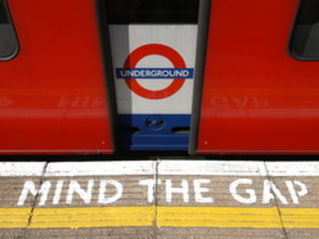 Londra, treni metro nuovi di zecca ma i passeggeri cadono nel 'gap'