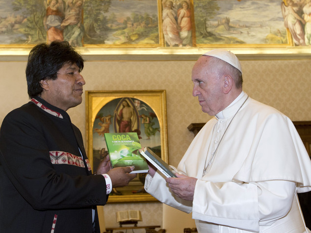 Morales dal Papa, in dono 3 libri sulla coca