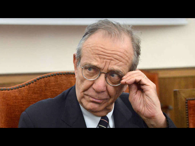 Padoan: "la crescita riritarda, stretti margini d'azione"