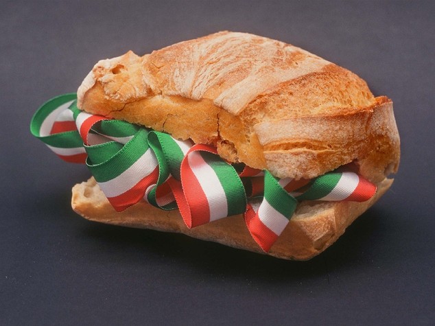 Cibi "falsi" Ue: formaggi da latte in polvere e vino zuccherato - FOTO