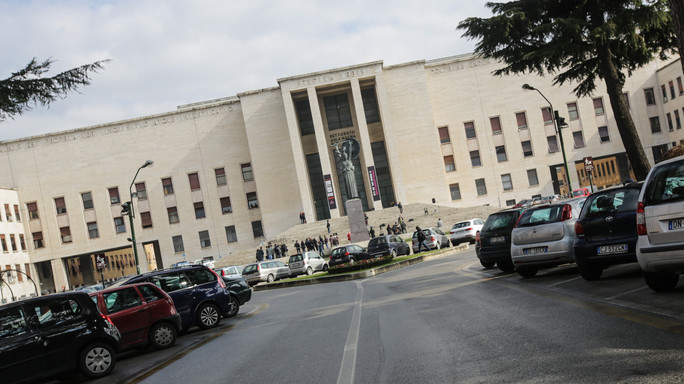 Universita', per laureati piu' stabilità e stipendio