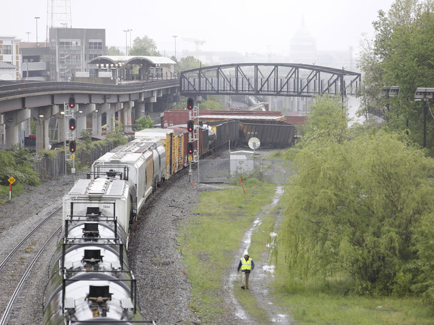 Deraglia treno merci a Washington, perdita soda caustica