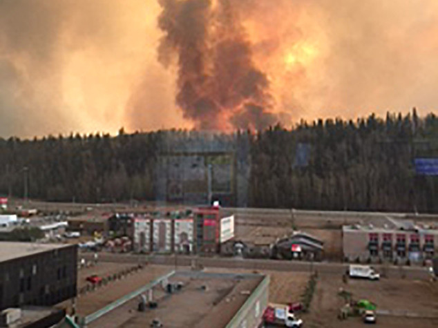 Evacuazione aerea abitanti Alberta a rischio per incendi