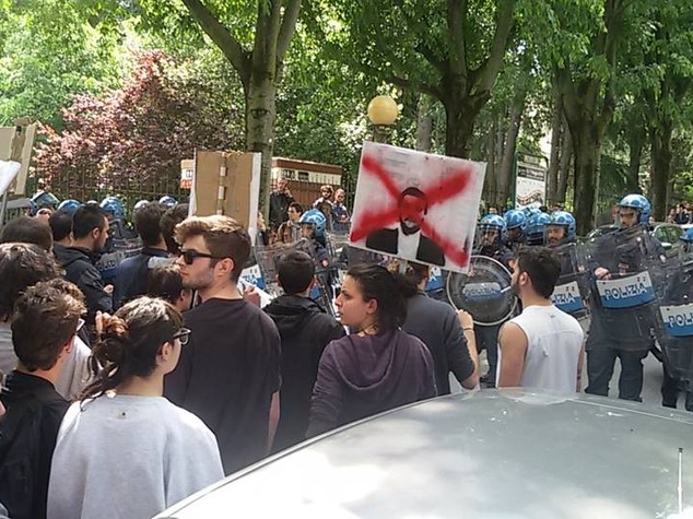 Salvini contestato a Bologna, uova e carciofi contro forze ordine