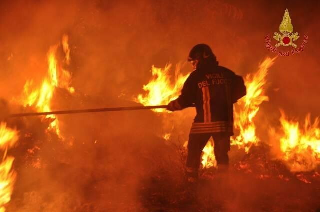 Brucia le sterpaglie e muore nell'incendio. La vittima è un 89enne di Lecce