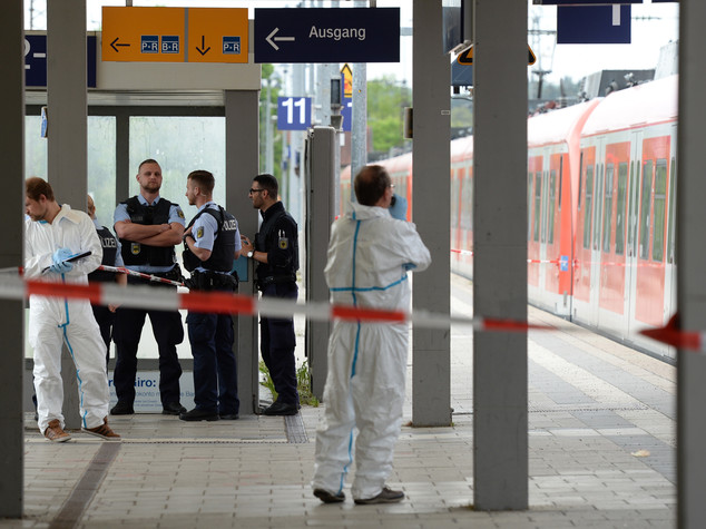 Terrore a stazione Monaco, folle accoltella tre persone, un morto