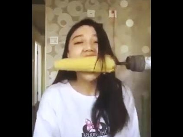 La sfida più stupida del mondo le costa lo scalpo - VIDEO