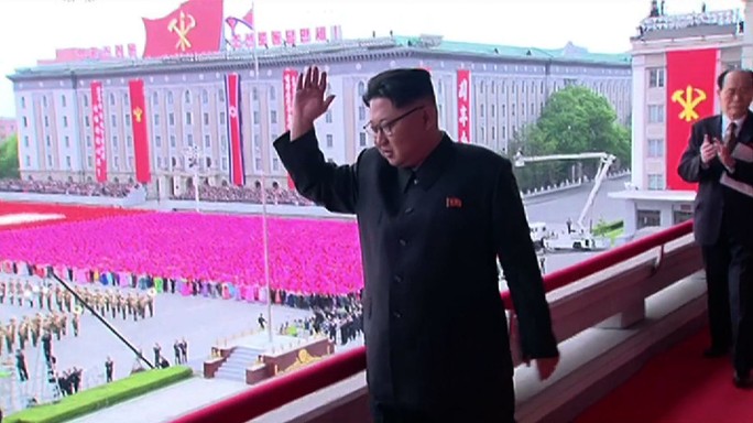 NordCorea, chiude congresso. Spettacolare parata omaggia dittatore VIDEO