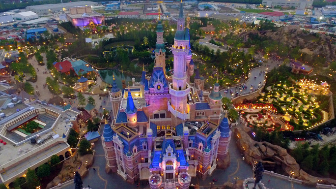 Inaugurato Shanghai Disneyland, il parco-record da 5 miliardi