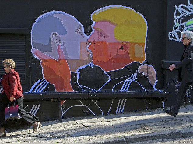Vilnius come Berlino, graffito con Putin e Trump che si baciano