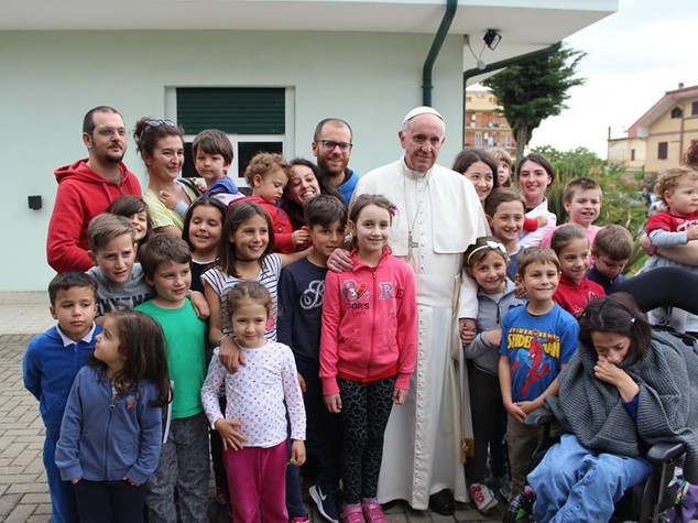 Papa fa visita a comunita' disabili mentali Ciampino