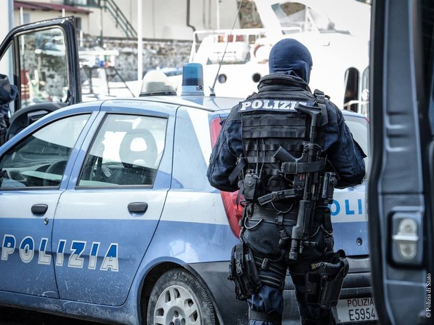 Accoltella moglie e si uccide, tragedia nella notte a Firenze