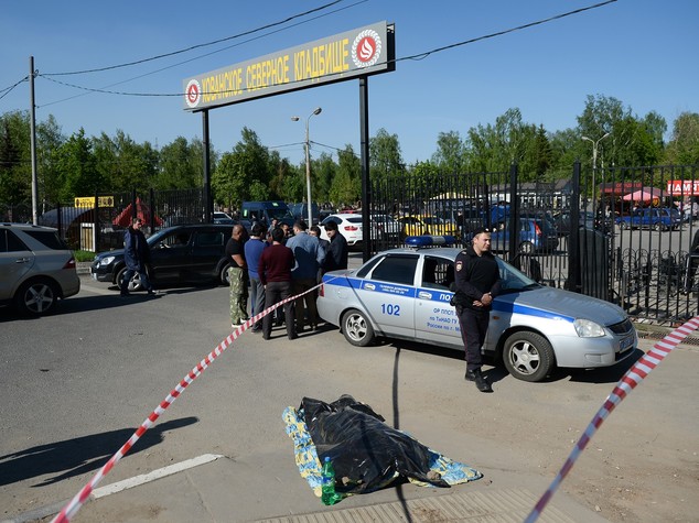 La battaglia per le tombe, 2 morti al cimitero di Mosca