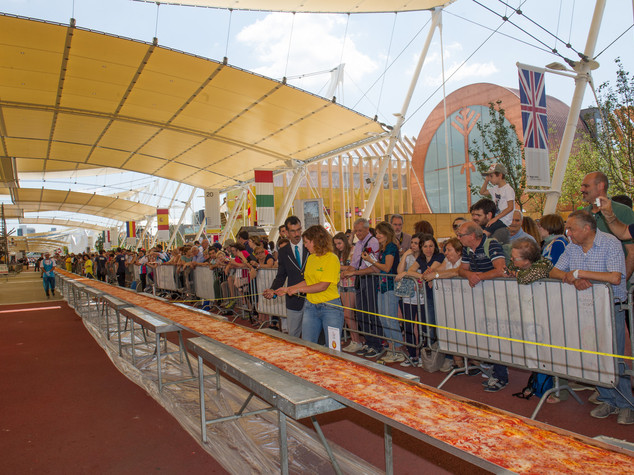 Pizza da un chilometro e mezzo a Napoli per far record del mondo
