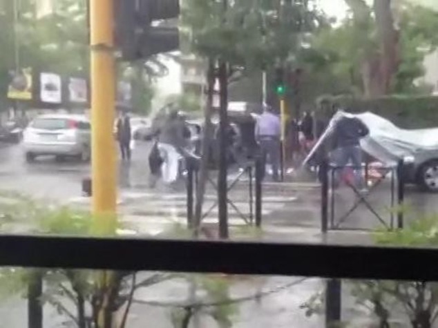 Assaltano gazebo CasaPound, feriti 4 agenti - VIDEO