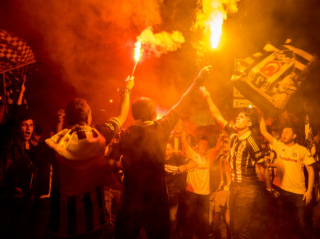 Besiktas campione di Turchia, in fiamme uno stadio