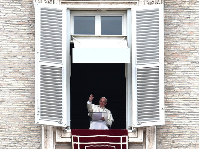 Messa Papa per i malati tradotta in Braille e L.I.S
