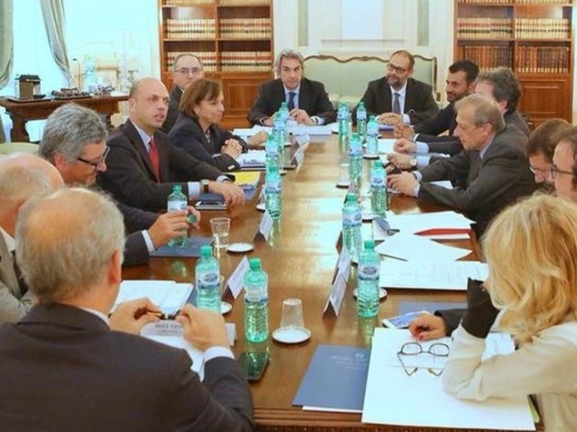 Sicurezza: Alfano incontra sindaci, "smantellare i campi rom"