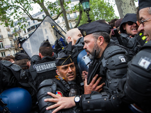 Francia, poliziotti in piazza "troppo odio". Ma una folla li attacca