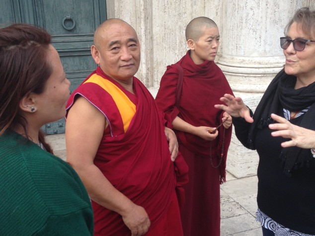 Pannella: monaci buddhisti intonano mantra nella camera ardente