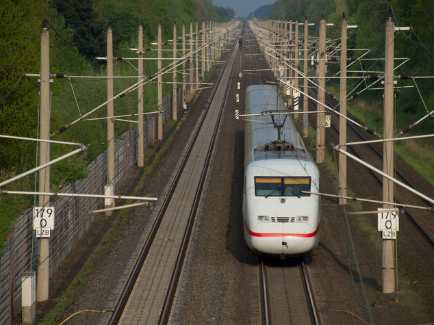 Scontro tra treno e bus turisti in Svizzera, 17 feriti