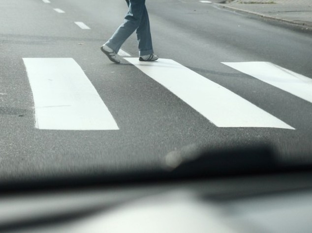 Investe bimbo 4 anni su strisce e scappa, denunciato