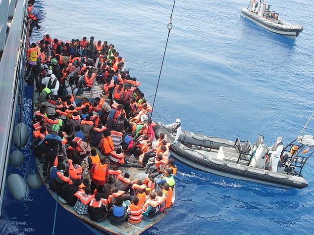 Migranti: Gdf blocca veliero su coste pugliesi.Arrestati scafisti