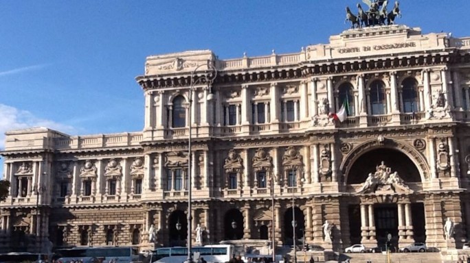 Chi è ai domiciliari non può 'evadere' su Facebook
