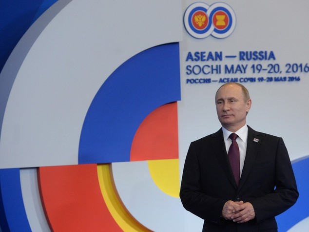 Russia: Putin, il fondo della crisi superato l'anno scorso
